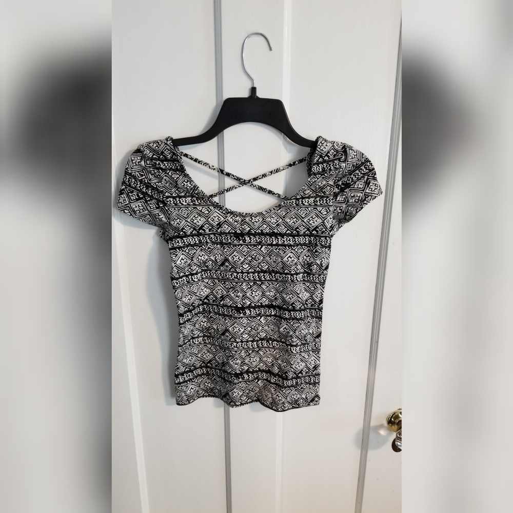 Zipzag black and white top